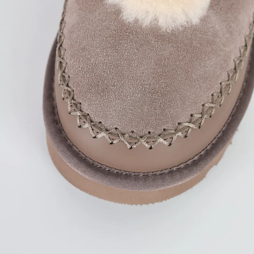 Copywriting price 💰720 The core recommendation is good price UGG sheepskin and fur integrated snow boots for women. Exclusively for foreign trade on the foreign trade platform. UGG new snow boots 1174574. Produced by the production line of ten-year-old brand shoemaking factories. Pay attention to every detail. Longfeng A-grade genuine sheepskin and fur integrated. Completely built in accordance with the ZP process. Size: 35 36 37 38 39 40